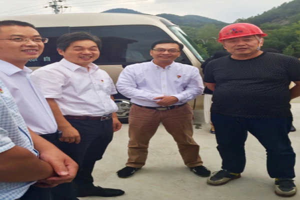 市委常委、區(qū)委書記葛學(xué)斌視察古堰畫鄉(xiāng)游客接待中心建設(shè)項目