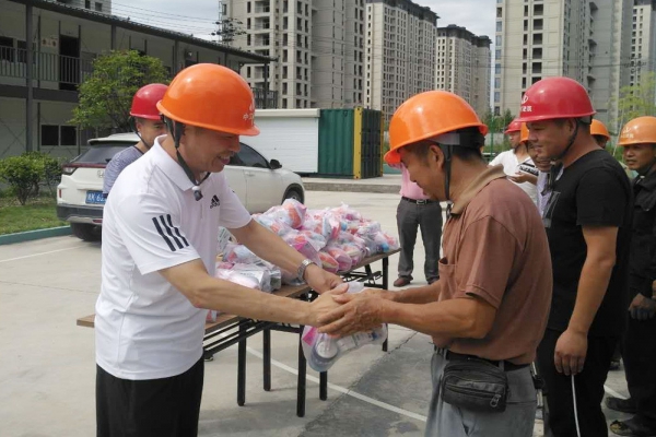 市建設局、市建筑業(yè)協(xié)會領(lǐng)導親臨現(xiàn)場慰問一線工人